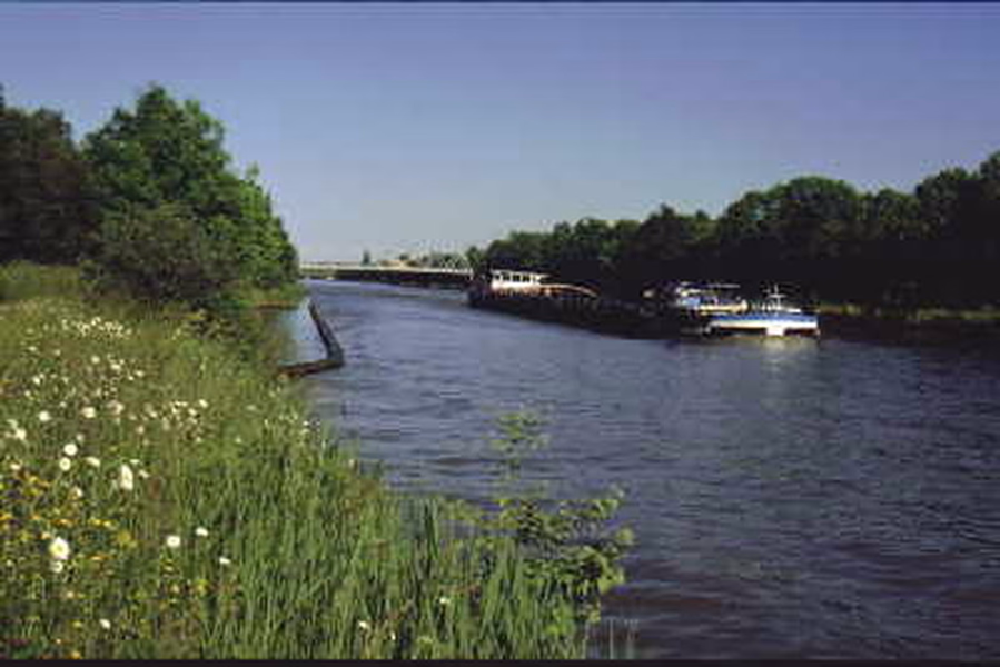 Blick auf den Mittellandkanal mit einem Schiff